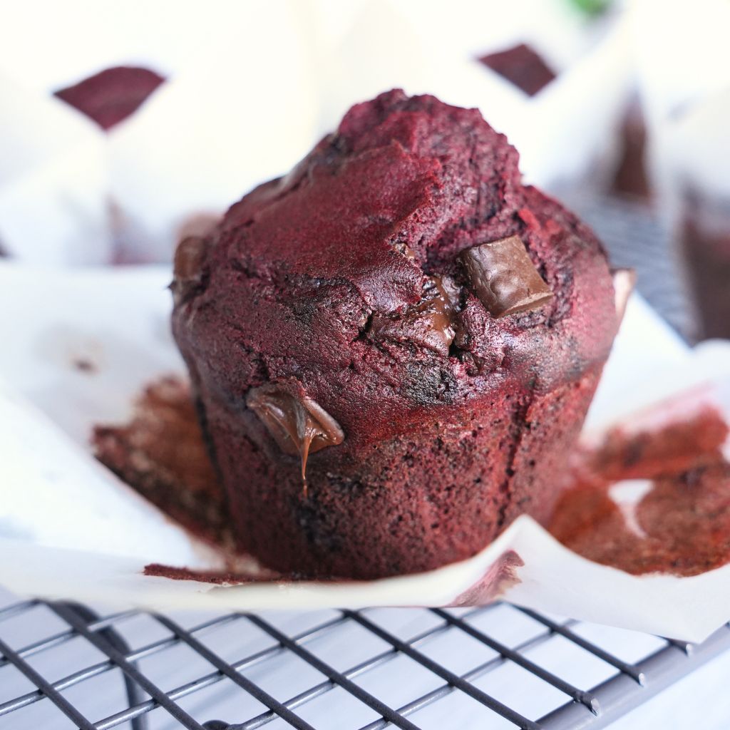 Read more about the article Red Velvet Chocolate Chunk Muffins